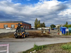 В Камышине собственники нового магазина в «раскуроченном» районе «Молодежки» взялись обустраивать культурную парковку