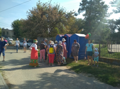 В Камышине уже с начала праздника, на котором гостей кормят арбузами, к переносным туалетам выстроились очереди