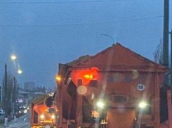 Администрация Камышина доложила, что в городе службы благоустройства с утра борются с наледью