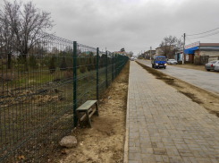 Спасибо доброй душе, которая лавочку соорудила на дальней остановке! - камышанка