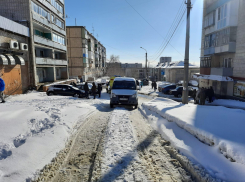 В Камышине водитель «Газели», сдавая назад на заснеженном внутриквартальном проезде 3-го микрорайона, насмерть задавил женщину