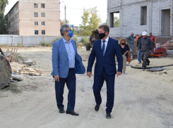 Заместитель губернатора Александр Дорждеев вновь приехал в Камышин и прошел знакомым маршрутом: детсад, Октябрьская, набережная 