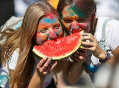 Камышане просят власти города обеспечить участников Арбузного фестиваля туалетами пропорционально съеденным арбузам