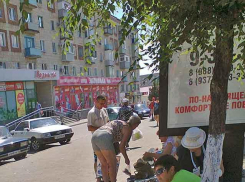Администрация Камышина «умывает руки» по поводу торговли с земли на центральных улицах?