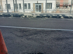 Камышане показали в соцсетях крышку  люка, раскрошившегося на улице Советской за две недели