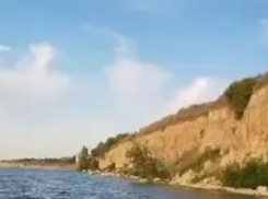 В Камышине девушка «улетела» с обрыва у Волги, как в пропасть