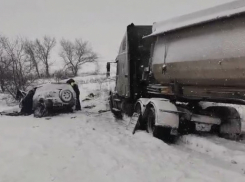 Смертельная авария на снежной трассе под Волгоградом: на «встречке» кроссовер «влепился» в фуру  сегодня, 10 февраля (ВИДЕО)