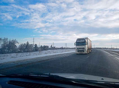 Неизвестный мужчина не успел перебежать дорогу перед машиной, был сбит и впал в кому
