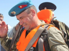 Начальник УМВД Саратова Андрей Чепурной прыгнул в Волгу с парашютом, - портал «Общественное мнение» (видео)