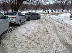 Муниципальное учреждение Камышина «Благоустройство» выплатит по суду владелице машины, влетевшей в яму на дороге, больше 100 тысяч 
