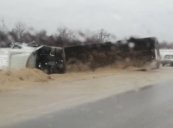 Родился в рубашке: водитель уцелел в перевернувшейся фуре во Фроловском районе сегодня, 2 февраля