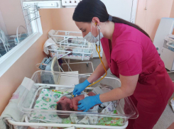 Волгоградские хирурги прооперировали сердце 12-дневной малышке-двойняшке  