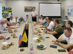 На сайте Камышинской городской думы награждающих деятелей, чиновников и депутатов назвали, а награжденных помощников бойцов спецоперации - нет
