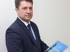 Станислав Зинченко взял в руки альманах о Камышине и заявил, что перебоев с продуктами в городе не будет