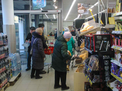 Покупатель в очереди в сетевом магазине так раскашлялся, что ему... выбили глаз