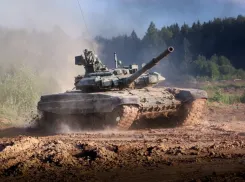 На полигоне под Волгоградом военнослужащие осваивают современные танки 