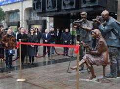 В Москве в сквере ТАСС открыли скульптурную композицию «Российские журналисты»