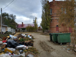 Историческая улица в мусоре: как достопримечательности соседствуют со свалкой  в Камышине