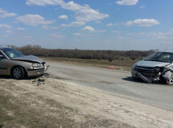 На дороге между Камышином и Ольховкой 33-летняя женщина-водитель на «Лада Гранте»  влетела во встречный автомобиль и попала в больницу