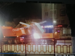 В Камышине ночами «Благоустройство» начало подметать дороги, а жители иронизируют: чем же ямы без песка прикрывать? (ВИДЕО)