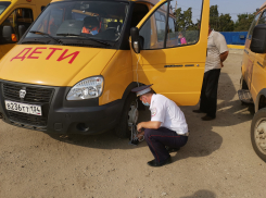 ОГИБДД Камышина детально проверил безопасность школьных автобусов перед новым учебным годом