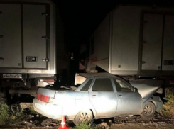 В Камышинском районе молодой водитель на «ВАЗе» поздним вечером врезался в автобус