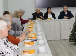 Глава Камышина Станислав Зинченко появился на публике и выпил чаю  с активом совета ветеранов