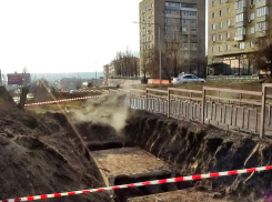 «Эпичный» порыв случился на теплосети на улице Некрасова в Камышине в первый рабочий день после новогодних праздников