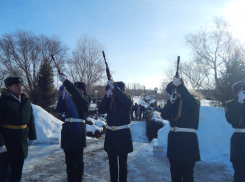 Оружейными залпами отсалютовали в Камышине сегодня, 2 февраля, защитникам Сталинграда в годовщину победы в великом городе на Волге (ВИДЕО)