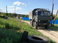 Из огорода в селе Верхняя Липовка Камышинского района военные вывезли, наконец, ржавый боеприпас, у которого полиция дежурила полтора месяца