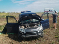 К хирургам ЦГБ Камышина привезли двух школьников из слетевшей в кювет на трассе легковушки