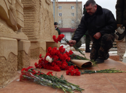 В Камышине горожане принесли цветы земляку Герою России Александру Колгатину в 23-ю годовщину подвига 6-й роты псковских десантников