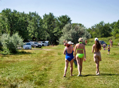 Под Камышином в жару горожане плотно «заселили» берега живописной Иловли