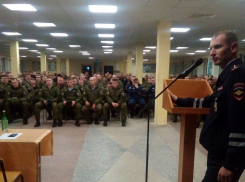 В Камышине сотрудники ОГИБДД провели профилактическое занятие с военнослужащими