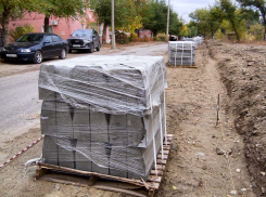 В Камышине на улице Титова  почти закрыли коммунальную траншею и готовятся укладывать бордюры