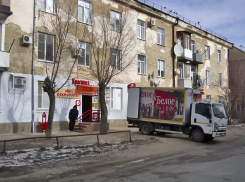 А у «алкогольного» бренда в Камышине бизнес идет хорошо, открываются все новые магазины.., - камышанка
