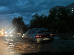 В Камышине решено отремонтировать колодец-дождеприемник на дамбе, и для этого частично перекрывают улицу Базарова на месяц
