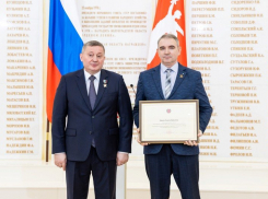 Чиновника из Камышина наградил грамотой губернатор, за что конкретно - неизвестно