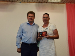 Станислав Зинченко появился на награждении и фотосессии своих коллег - камышинских строителей в канун их профессионального праздника