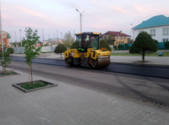 На многострадальной улице Октябрьской в Камышине пошли «в наступление» асфальтоукладчики