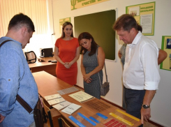 Глава Камышина Станислав Зинченко влился в работу приемочной комиссии по инспекции школ перед учебным годом и, кажется, остался доволен