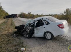 В Камышинском районе зерновоз на трассе смял две легковушки: водители скончались