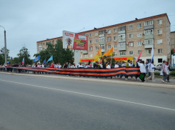 В Камышине по городу проплывает 30-метровая Георгиевская лента в молодежном шествии, начинается митинг