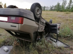 На дороге между Жирновском и Камышином водитель «уронил» кубарем легковушку в кювет и попал к хирургам вместе с пассажиркой