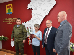В администрации Камышинского района торжественно передали маме погибшего героя СВО Романа Кондратюка орден сына