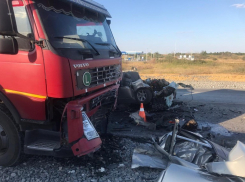 Три молодых человека разбились насмерть в «Ладе Калине», врезавшейся в грузовик «Вольво»