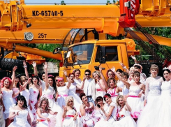 Генеральный директор Камышинского кранового завода  Алексей Вакарь  неожиданно попал в плен местных «сбежавших невест»