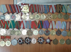 Коллекционер орденов и медалей решил из-за нужды распродать часть наград и попал в поле зрения оперативников