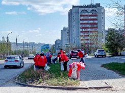 В Камышине центр городского субботника в этом году организовали в 5-м микрорайоне, в уборку включились молодежь и ветераны 