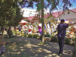 В Камышине после выселения стихийного рынка  у «Победы» продавцам-дачникам приходится опять торговать с земли